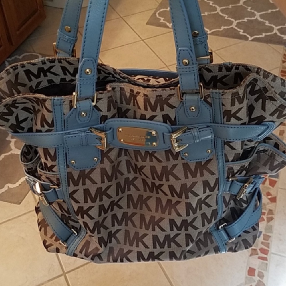 Michael Kors Gansevoort bag with strap in great condition